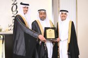 بالفيديو: خريجو ثانوية عمير بن وهب بالهفوف يكرّمون الأستاذ «المحمدعلي»