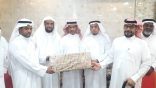 لجنة الإبداع تكرم رئيس اللجنة الأهلية بالمنيزلة