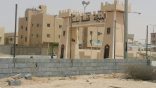 تجديد أسوار ملعب مركز النشاط بأيدي محلية