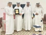 اللجنة الأهلية تكرم “صحيفة المنيزلة نيوز” لدورها الريادي