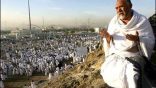 الحجاج يبدؤون الصعود على عرفات بعد المبيت في منى