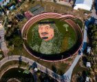 تشكيل “أكبر صورة بالزهور لخادم الحرمين الشريفين الملك سلمان ” في كرنفال الزهور بمليون زهرة بالأحساء.