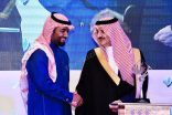 الأمير سعود بن نايف يكرّم «علي الأحمد» لمشاركته الفاعلة في مسابقة غرفة الأحساء