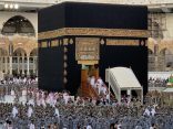 نيابة عن خادم الحرمين.. نائب أمير منطقة مكة يتشرف بغسل الكعبة (بث مباشر)