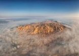 الضباب يعانق جبل القارة