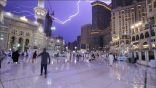 بعد عاصفة مكة.. أستاذ مناخ يوضح سبب حدوث ظاهرة البرق في السماء وطريقة تحركه