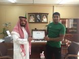 إدارة مدرسة البطحاء تُكرم الأستاذ جاسم
