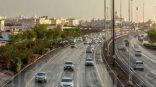 تعرف على الحالات التي تلزم قائد المركبة بالبقاء أقصى الأيمن أثناء القيادة