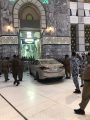 الجهات الأمنية تباشر حـادثة ارتطام سيارة في أحد أبواب المسجد الحرام نتيجة انحرافها أثناء سيرها بسرعة عالية
