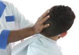 طبيب سعودي يحذر: عادة خطيرة تحدث في “محال الحلاقة” قد تؤدي إلى الوفاة