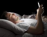 تحذير.. ضوء شاشات الهواتف الذكية يسبب «الأرق» ليلاً
